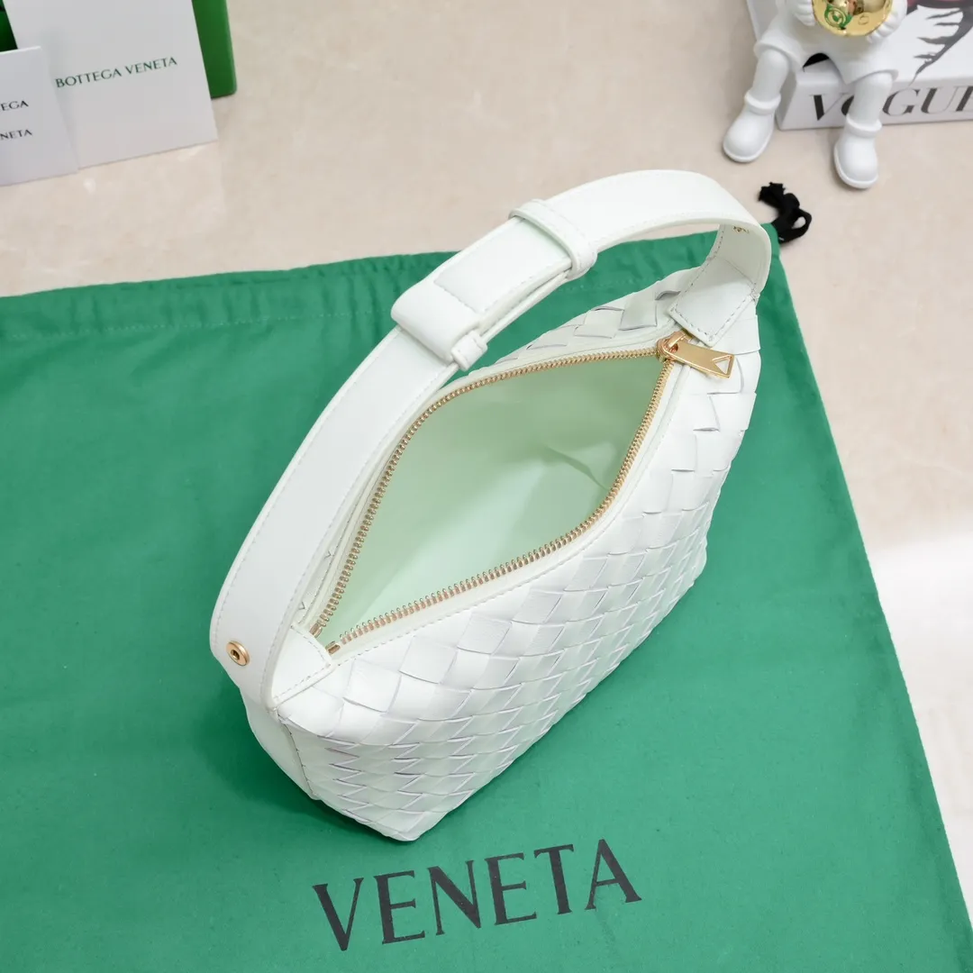 Batch 1360 #BvWallace Shoulder Lunch Bag 🔥 A lunch box bag that you can just grab and go. It is made of classic intrecciato weaving technology and reflects the craftsmanship of Bottega. The entire bag is made of top-grade happa lambskin. It is very soft and lightweight. The small bag shape is cute and exquisite. The interior capacity is also very large and can be carried under the arm. It is quite practical! The bottom of the bag is made of gold metal to prevent wear and tear. The details are really good! Choose this elegant commuting bag for Zaoba people~ Size: 22x13x9.5, model number; 7748#